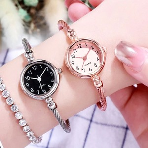 YIKAZE 여성용 팔찌 시계 작은 골드 뱅글 스테인레스 스틸 레트로 여성용 쿼츠 손목시계 드레스 시계