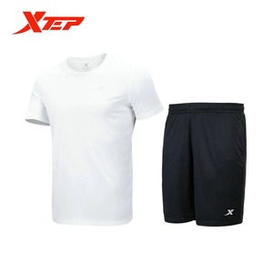 Xtep 남성용 스포츠 세트 농구 러닝 짧은 티셔츠 피트니스 빠른 건조 편안한 스포츠웨어 879229410252